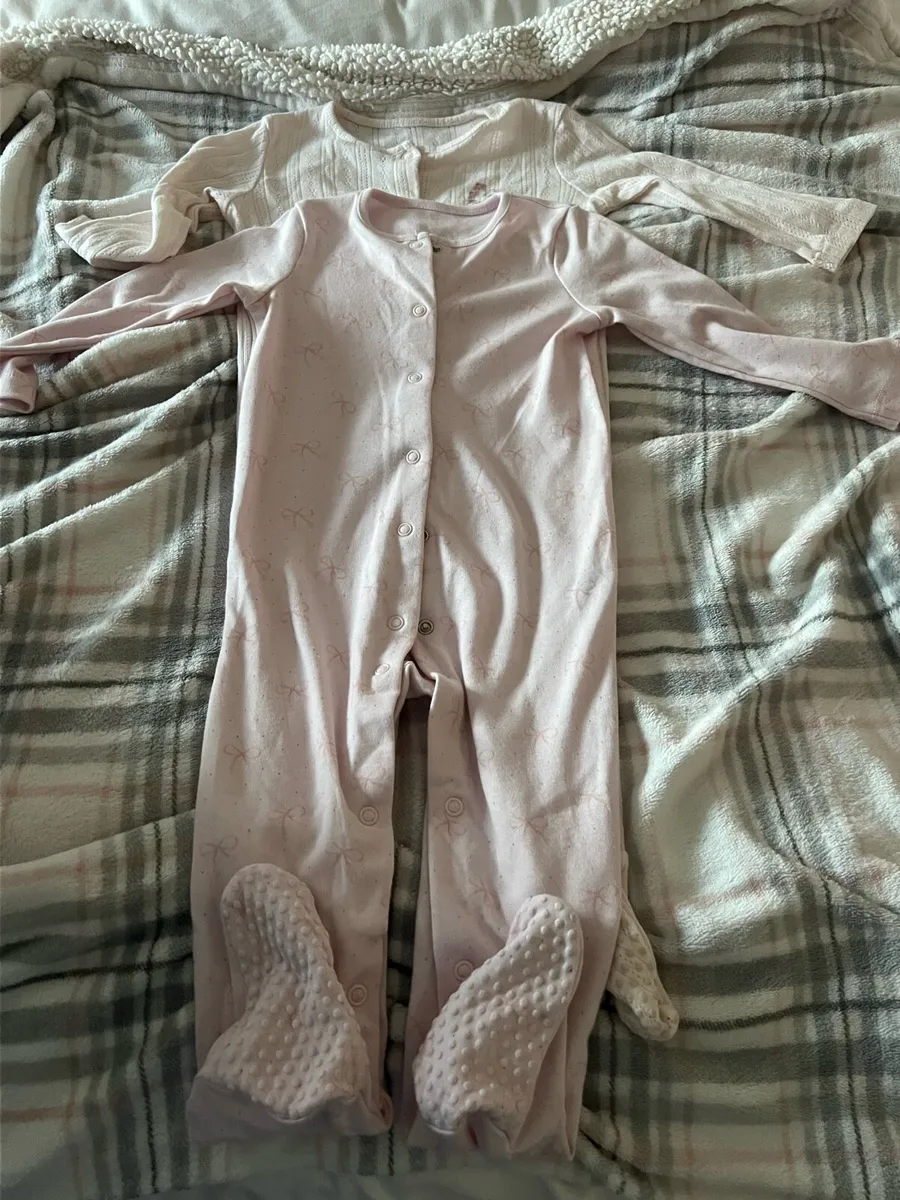 Girls new sleeping suits 9/12 mths €3 - Image 4