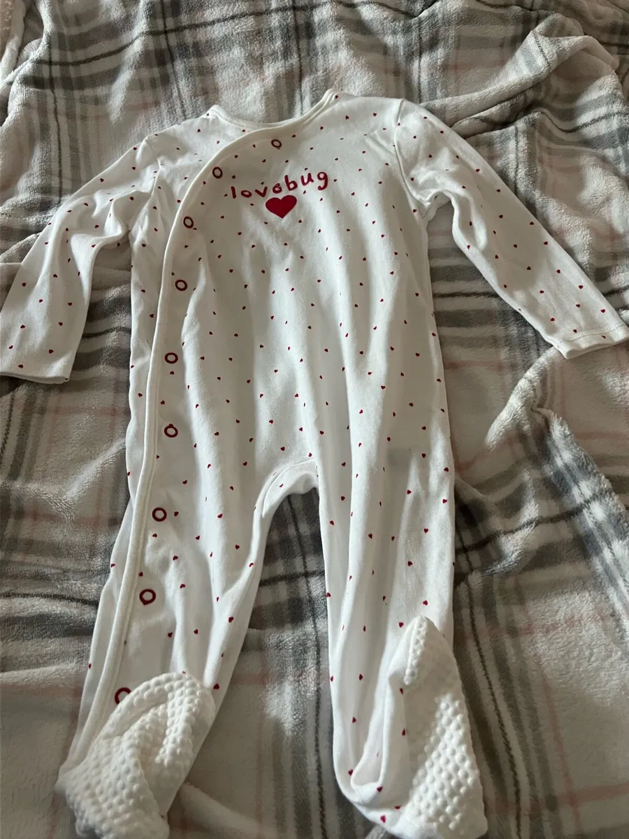Girls new sleeping suit 9/12 mths €2 - Image 1