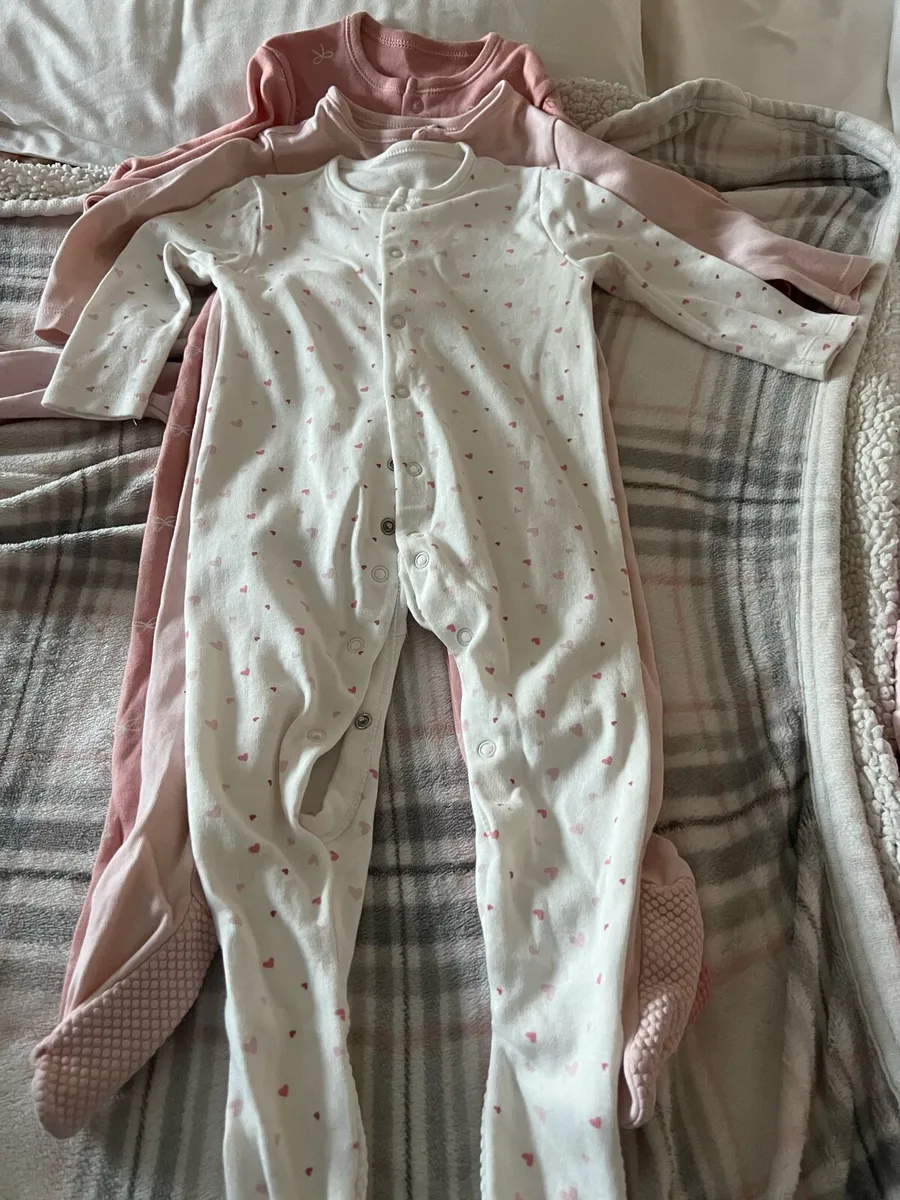 Girls new sleeping suits 9/12 mths €5 - Image 4