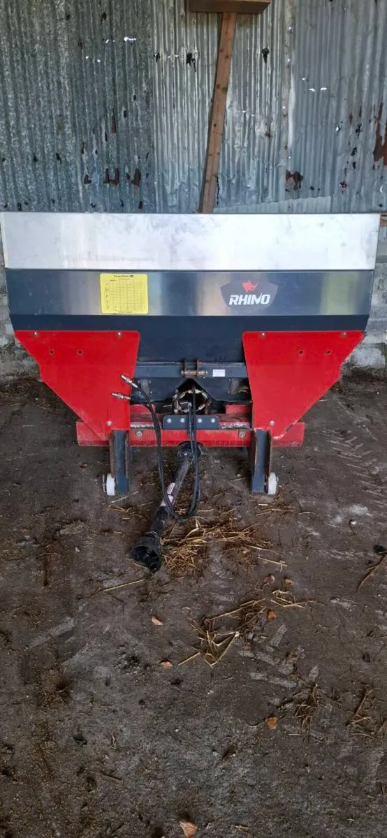 Fertiliser spreader - Image 1