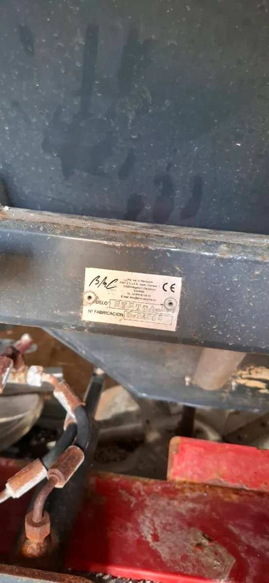 Fertiliser spreader - Image 2