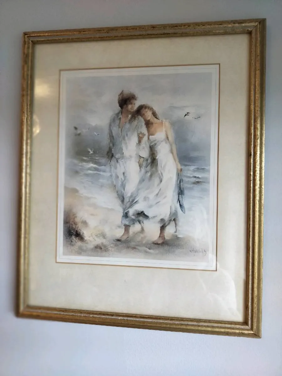 Framed picture of. Couple on the beach - Image 1