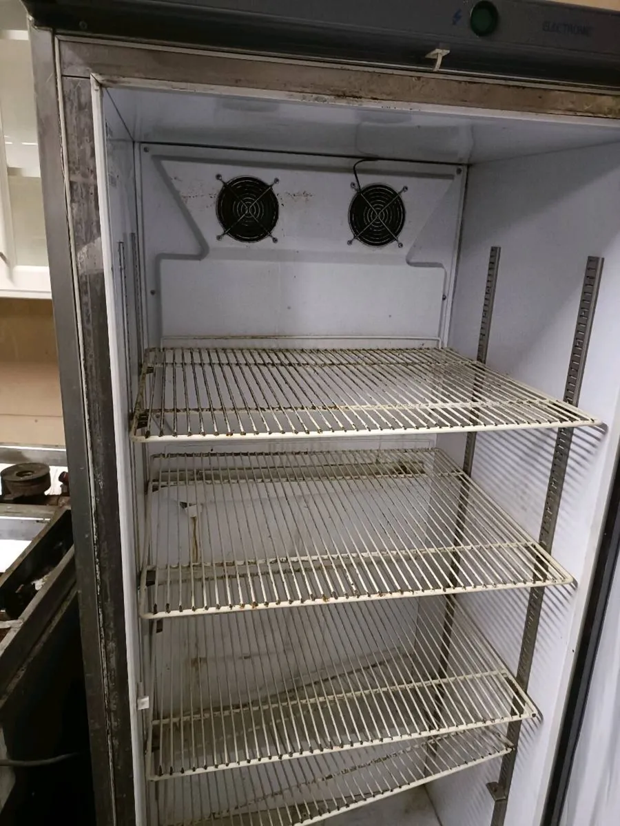 Single door upright commercial fridge - Image 2