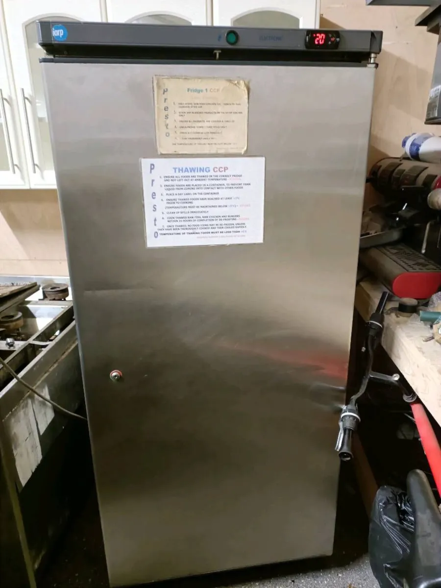 Single door upright commercial fridge - Image 3