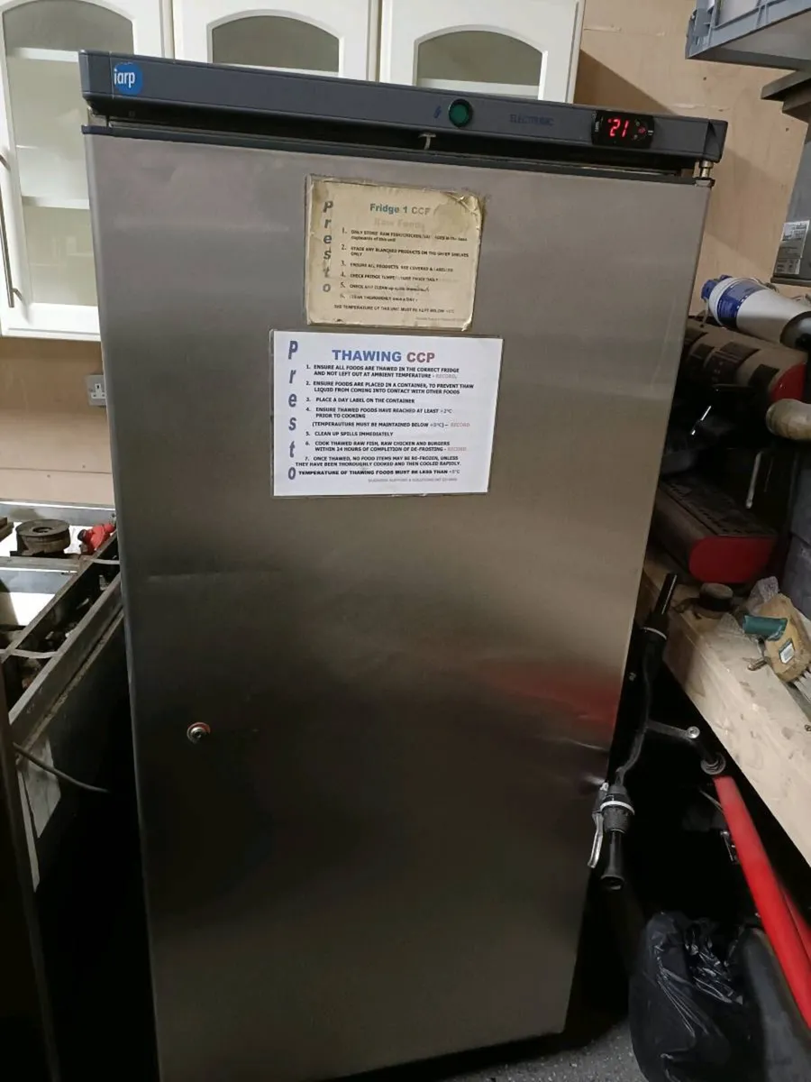 Single door upright commercial fridge - Image 1