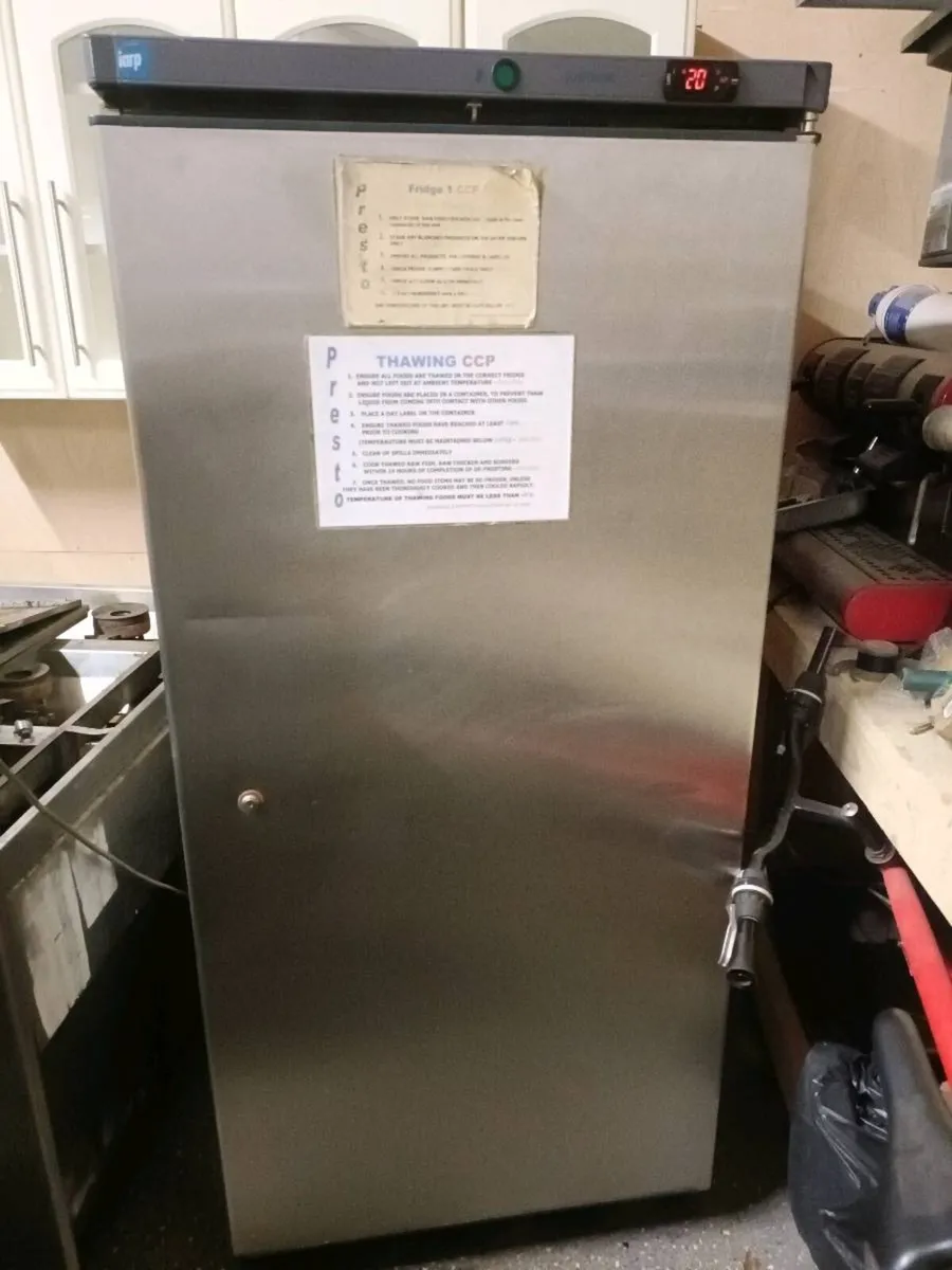 Single door upright commercial fridge - Image 4