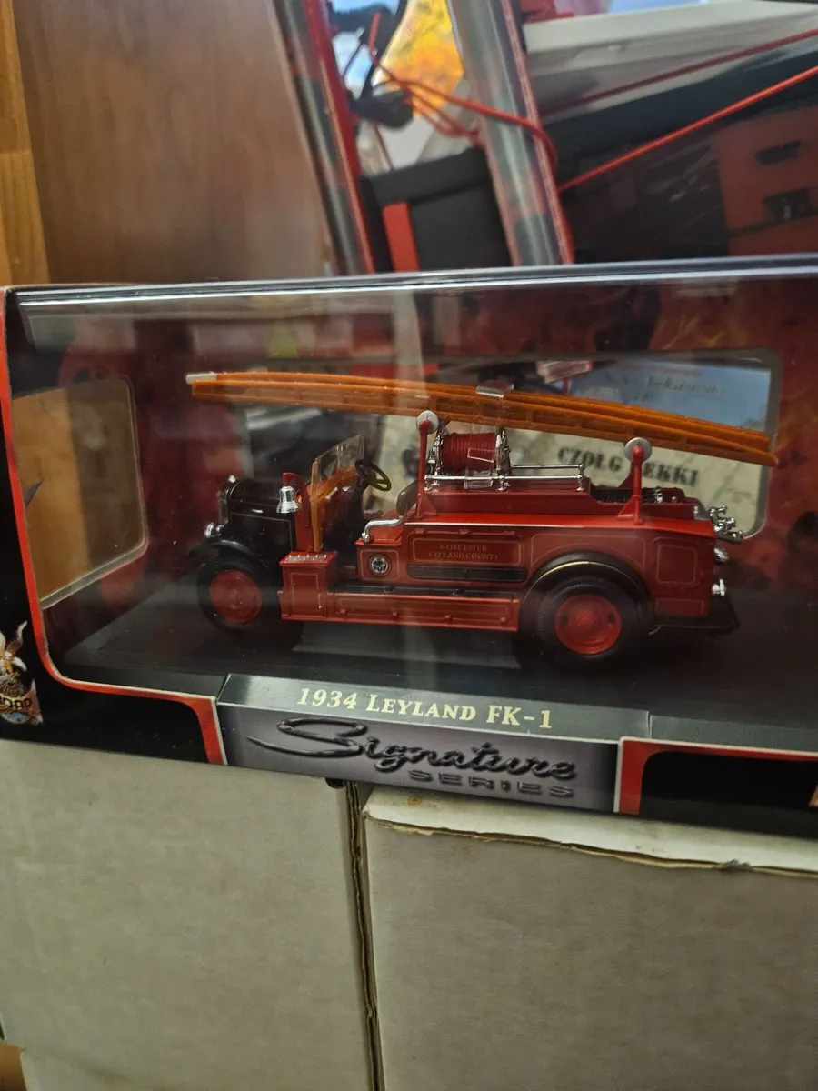 Corgi Road Signature Fire Engine - Image 3