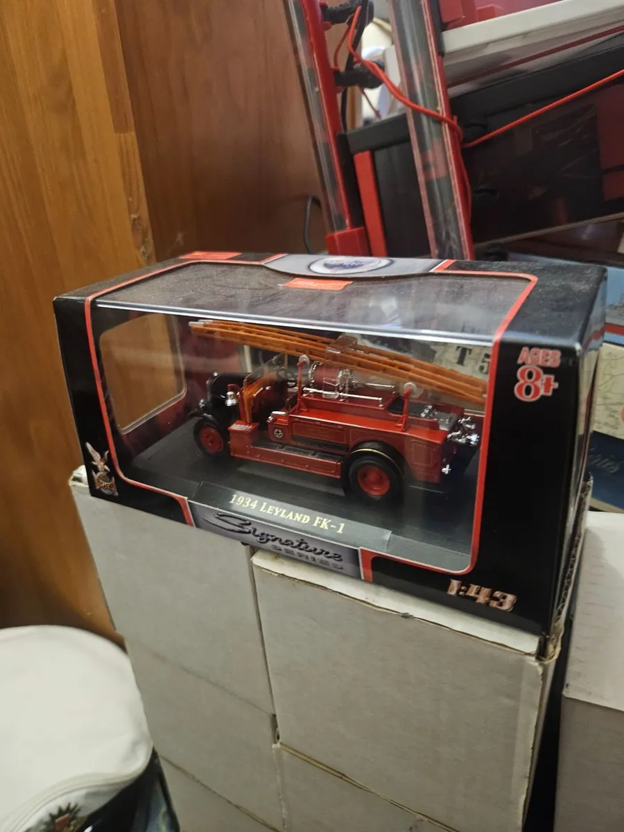 Corgi Road Signature Fire Engine - Image 1
