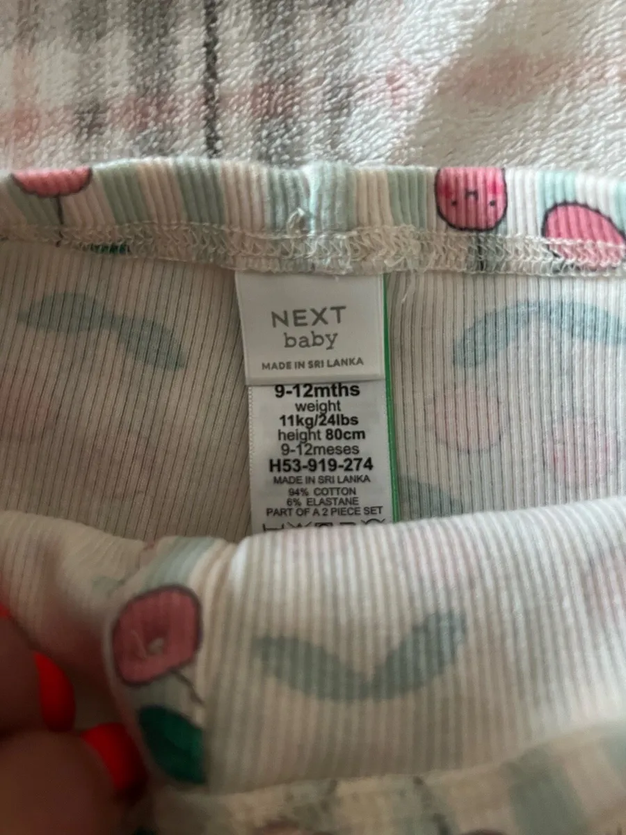 Girls new leggings 9/12 mths €3 - Image 2