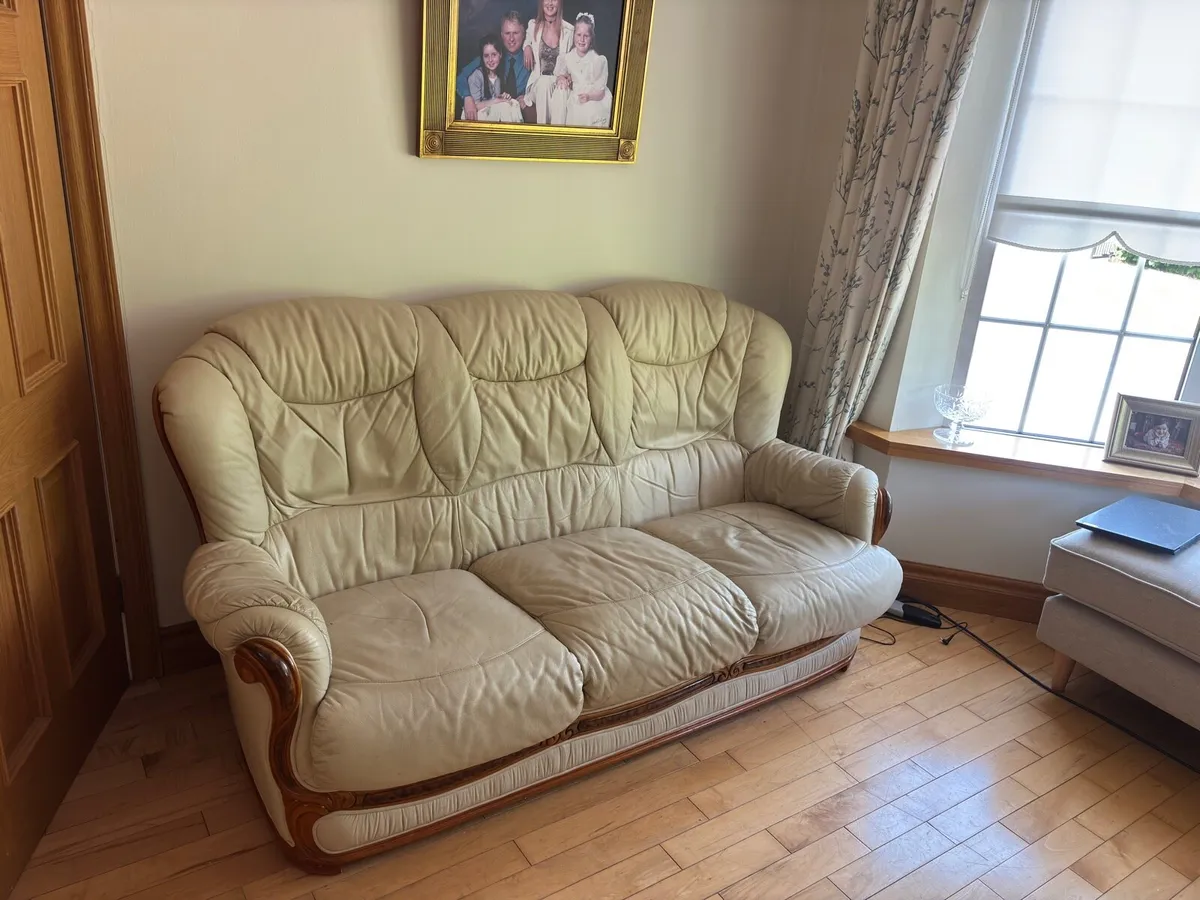 3 piece cream natuzzi leather suite - Image 1