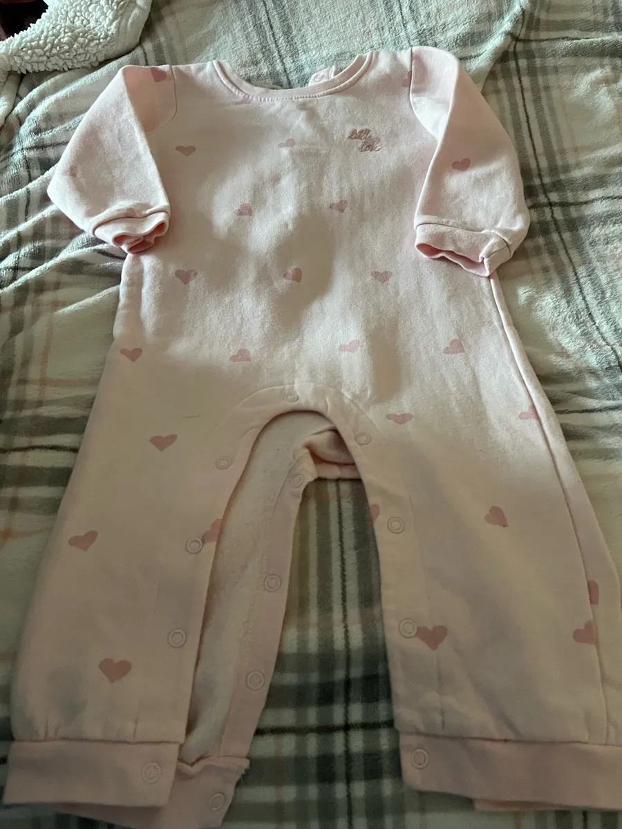 Girls new suit 9/12 mths €3 - Image 1