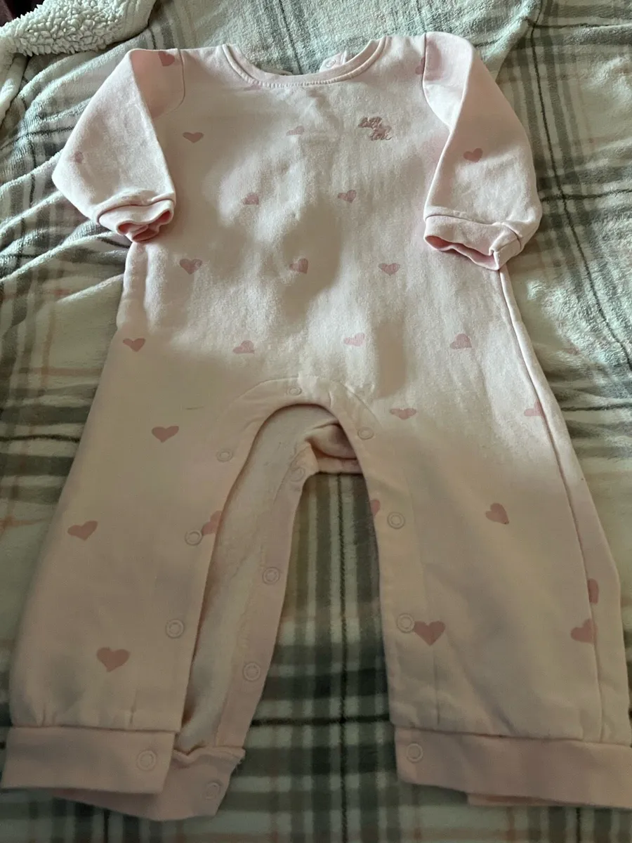 Girls new suit 9/12 mths €3 - Image 4