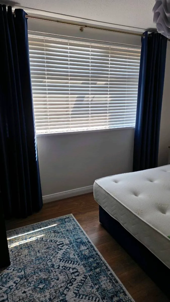 New Blue velvet 4ft 6inch double bed and curtains - Image 3