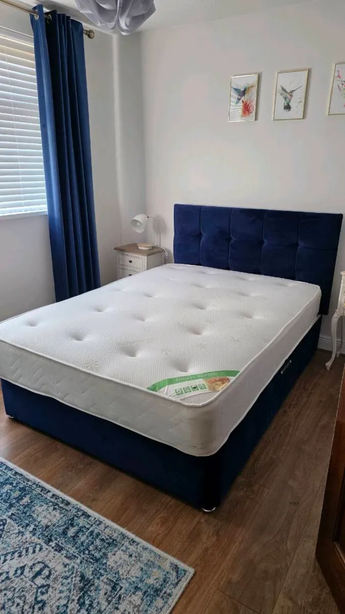 New Blue velvet 4ft 6inch double bed and curtains - Image 1