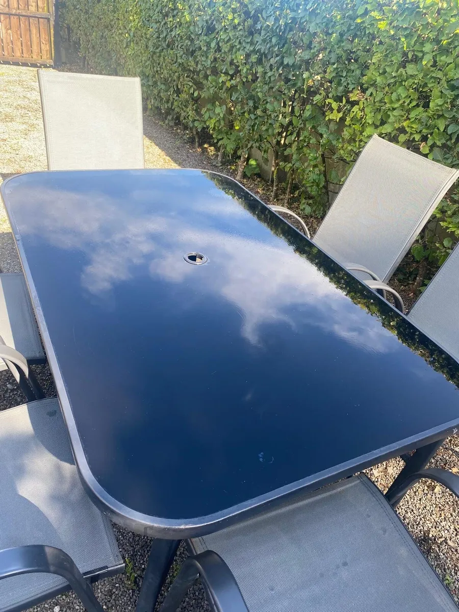Patio table (glass top) and 6 matching chairs - Image 3