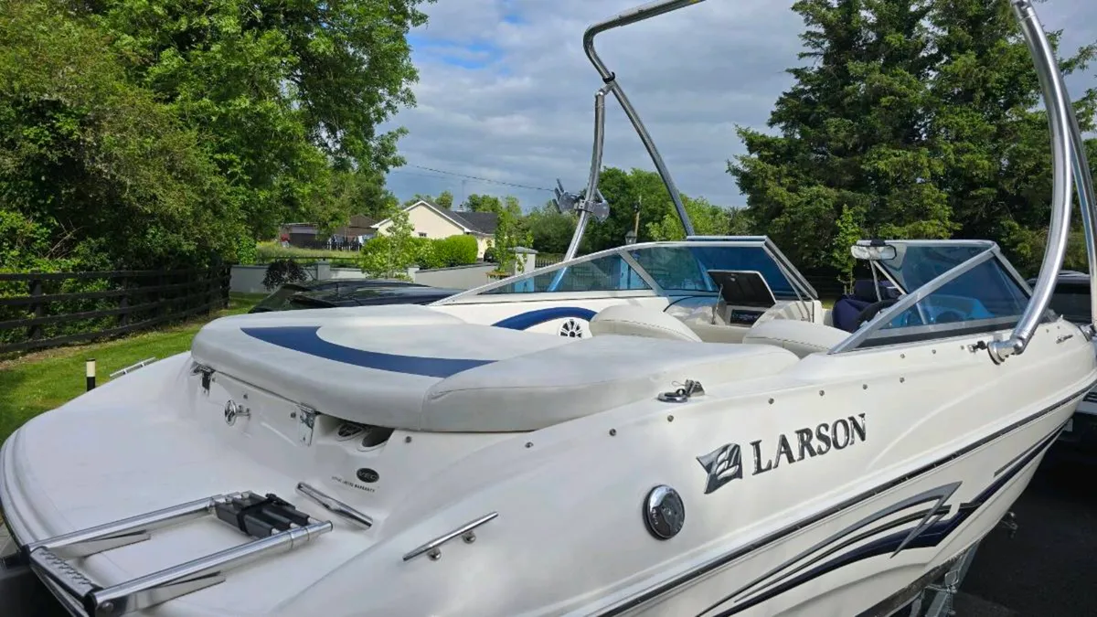 Larson 180 Sport Bowrider - Image 1