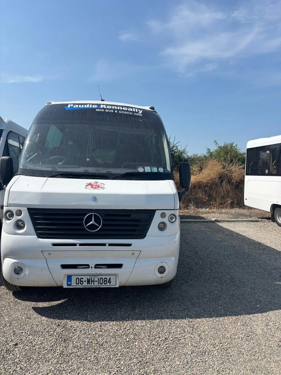 Buses & coaches - Image 1