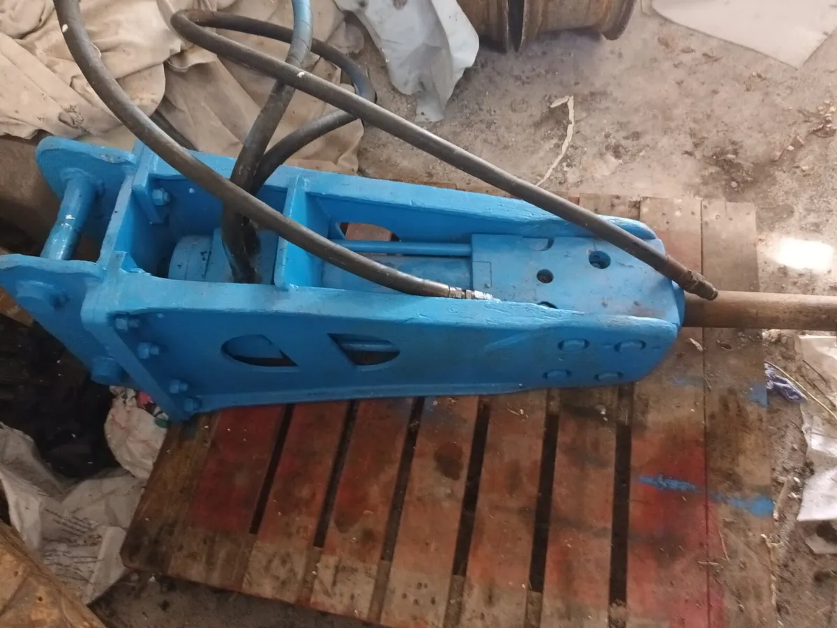 Rock breaker and bucket. - Image 1