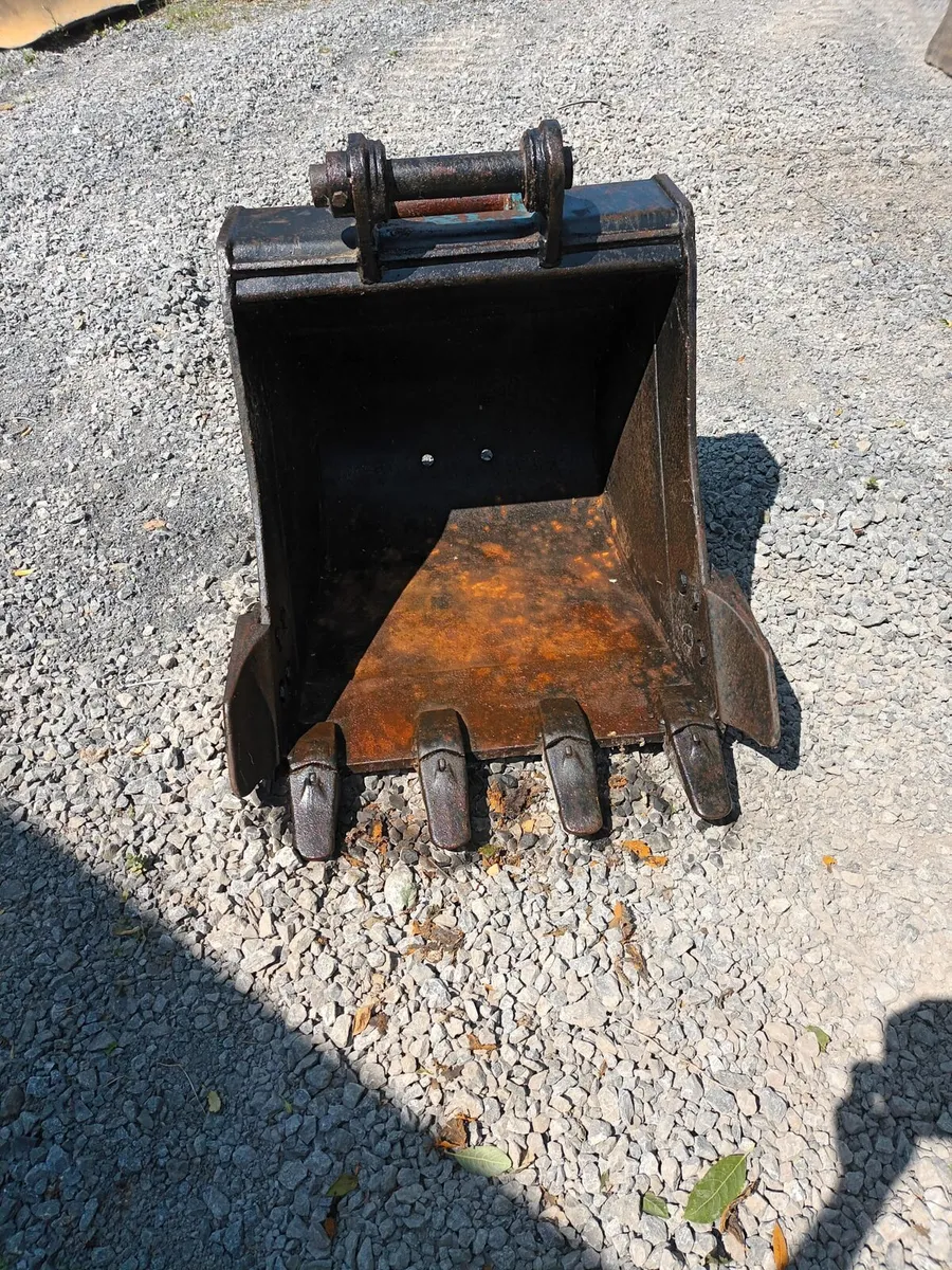 Rock breaker and bucket. - Image 3