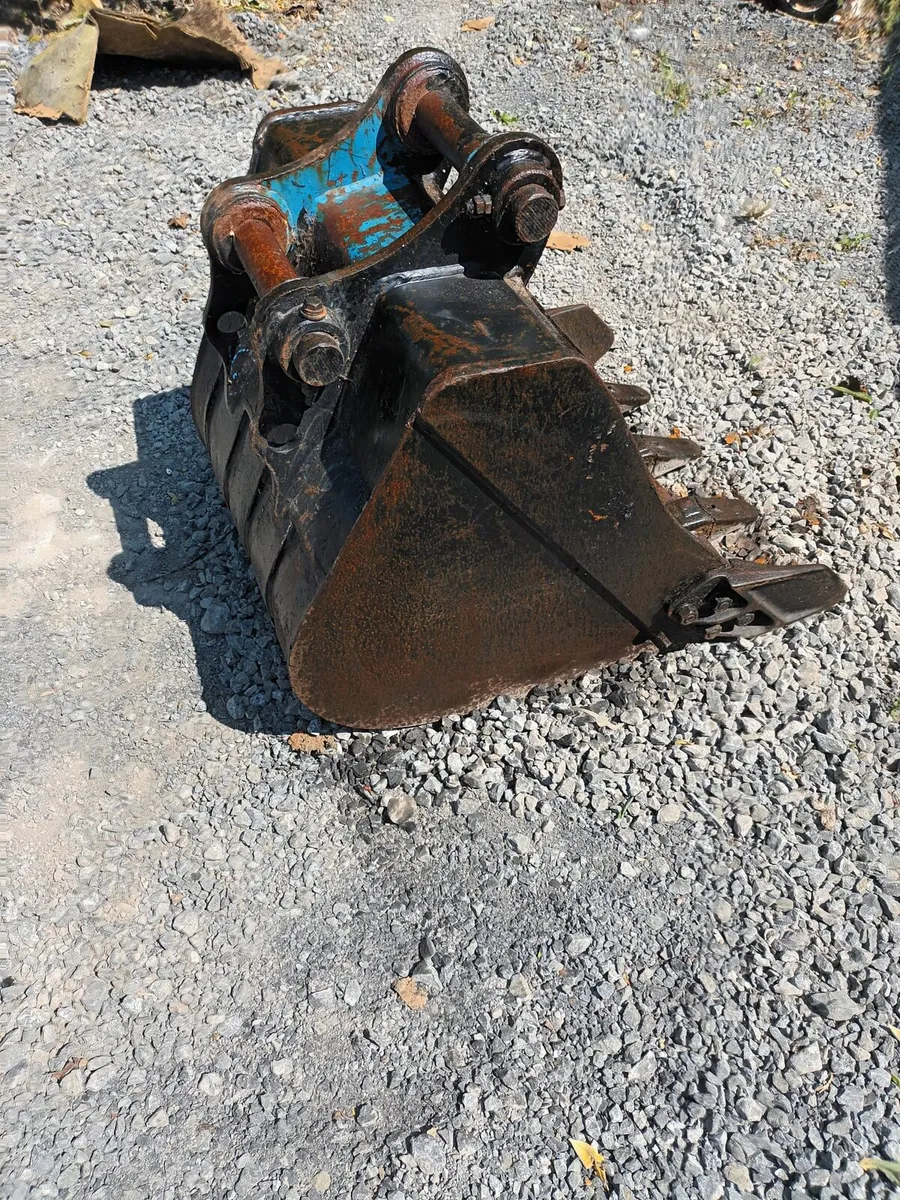 Rock breaker and bucket. - Image 4