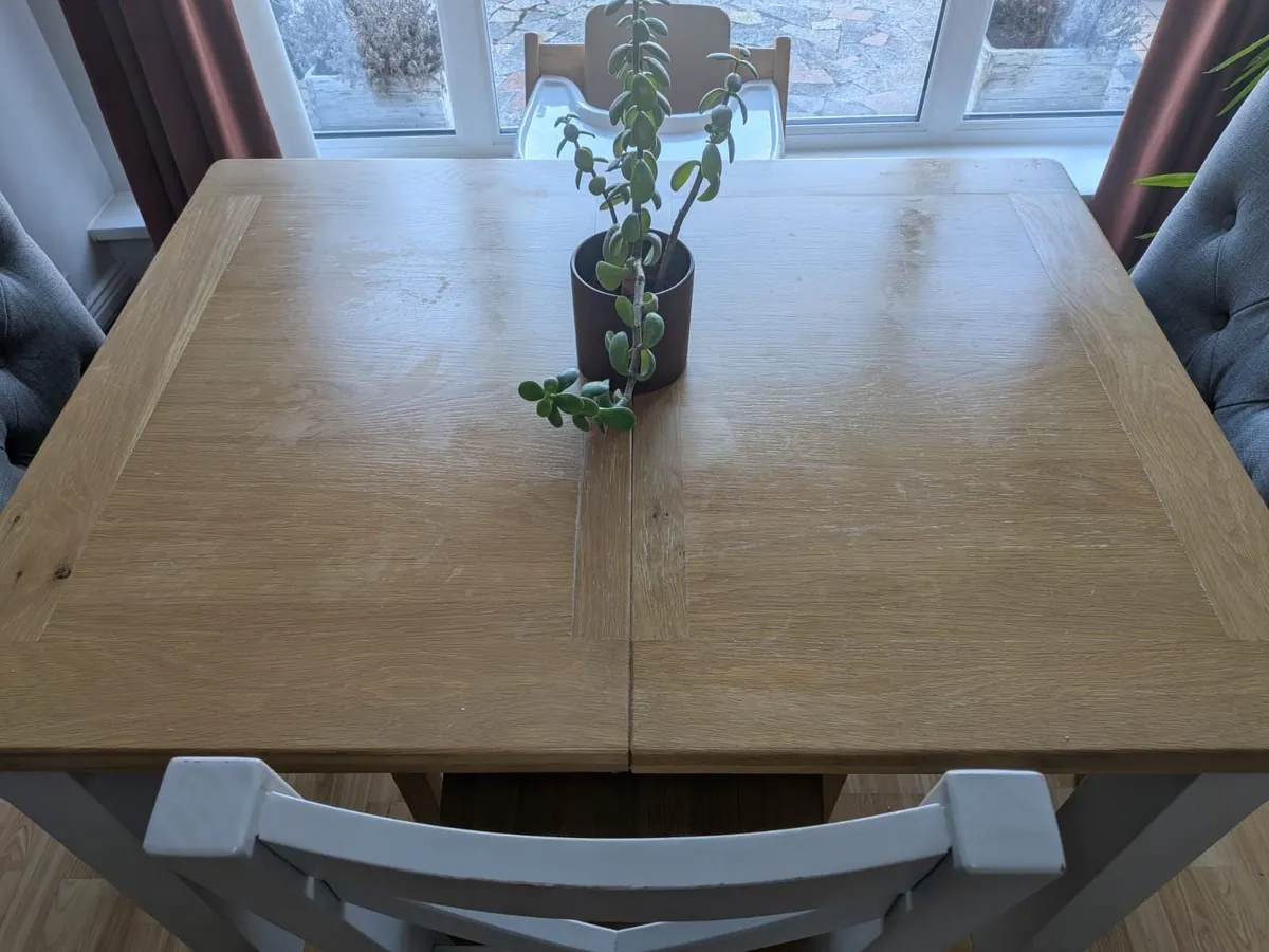 Dining table and 6 chairs - Image 1