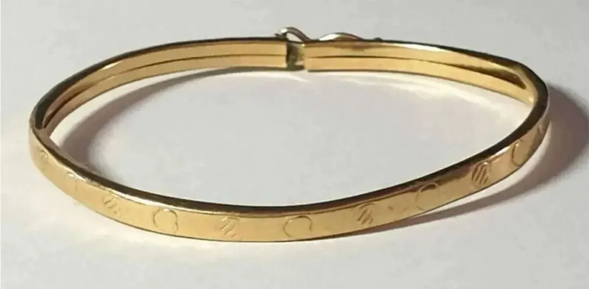 Vintage 9ct Gold Childs Patterned Bangle - Image 4
