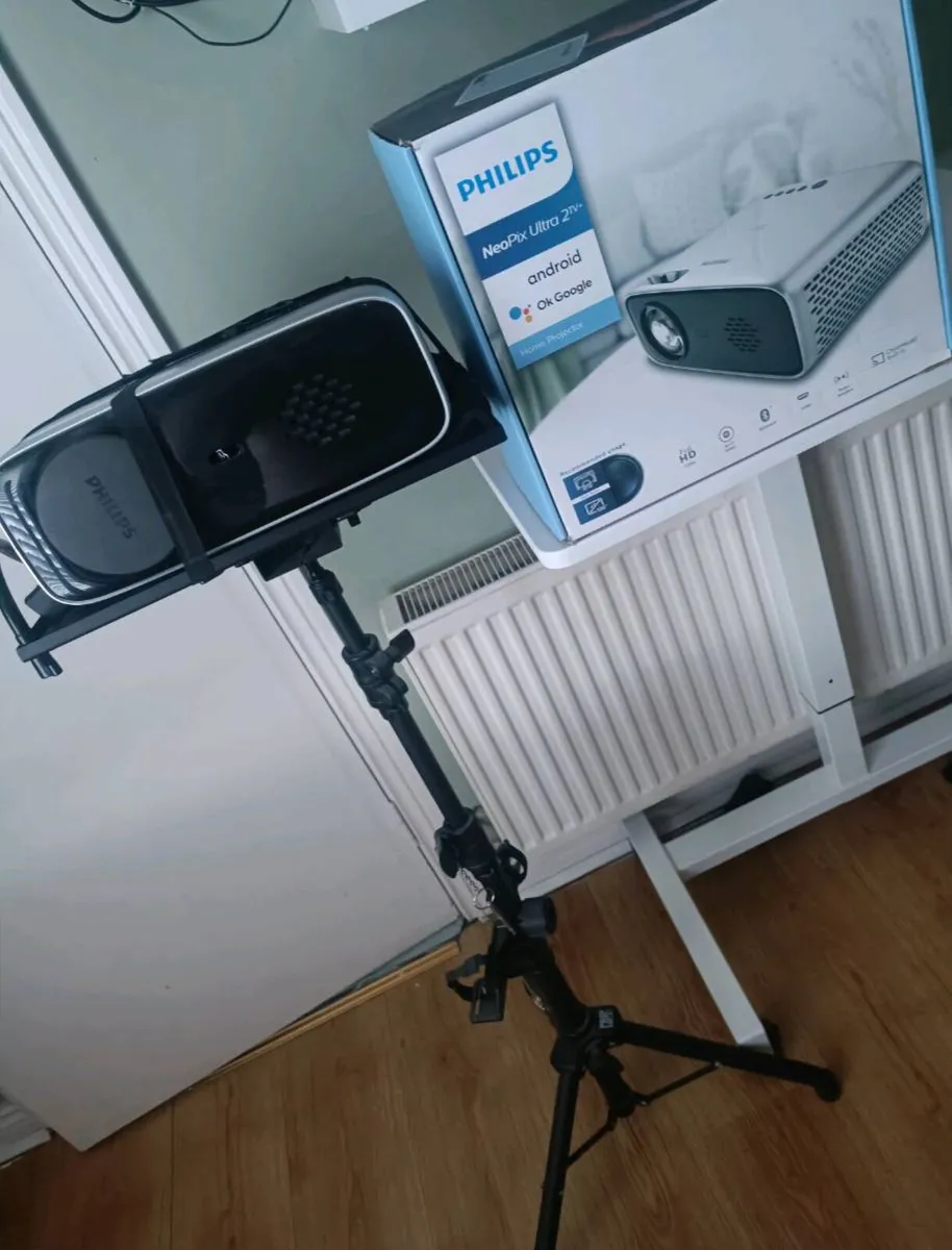 philips neopix ultra 2tv+ home projector and stand - Image 1
