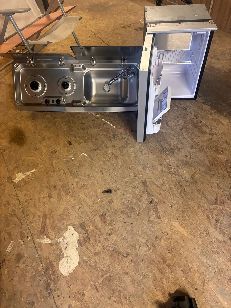 Camper cooker and 50 L 12 V fridge - Image 1