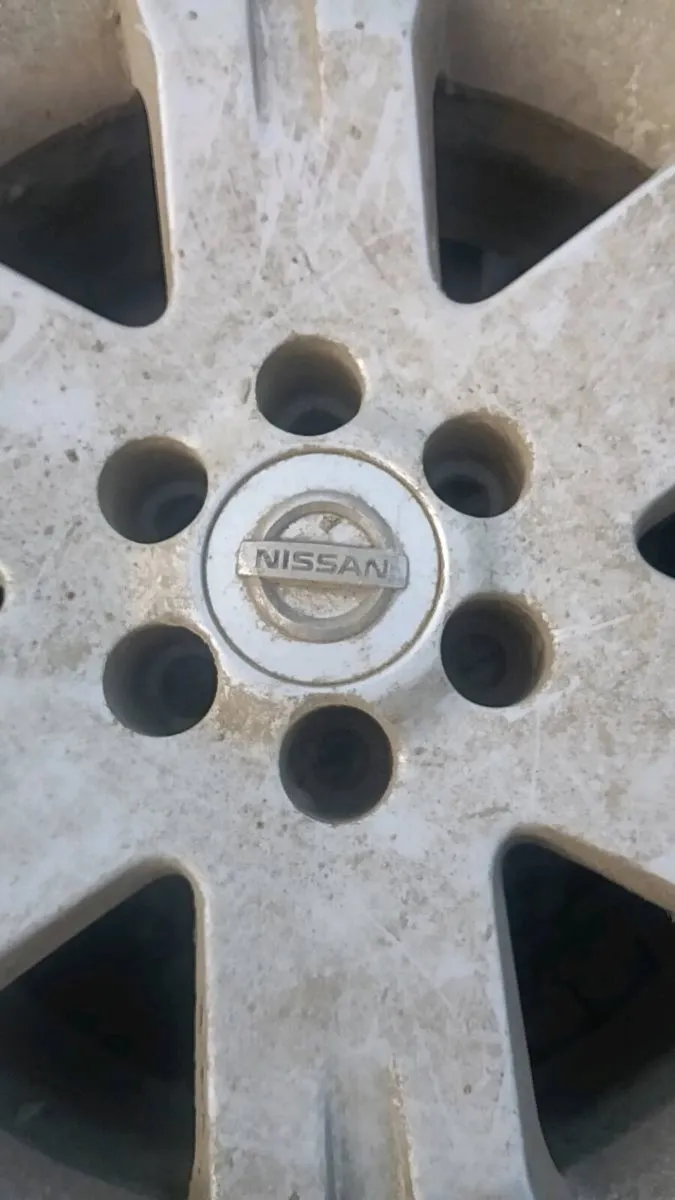 Nissan 265 / 65 / 17 - Image 1