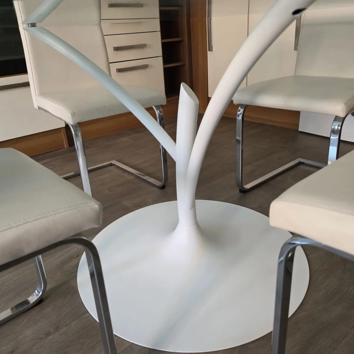 Calligaris dinning table and four dining chairs - Image 3