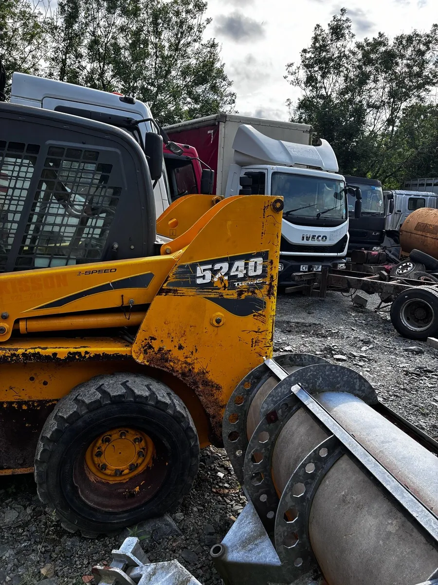 2011 ghel 5240 skidsteer - Image 1