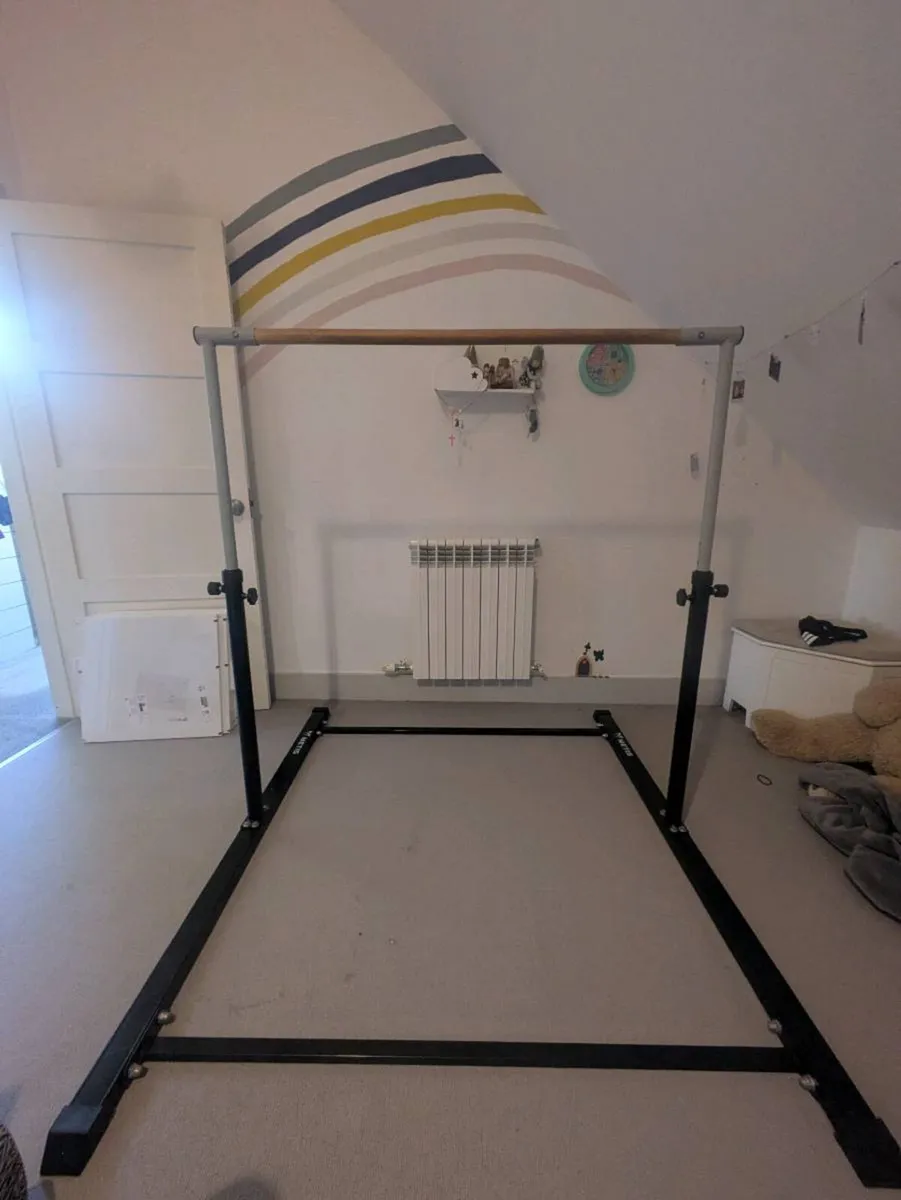 Gymnastics bar in excellent condition - Image 1