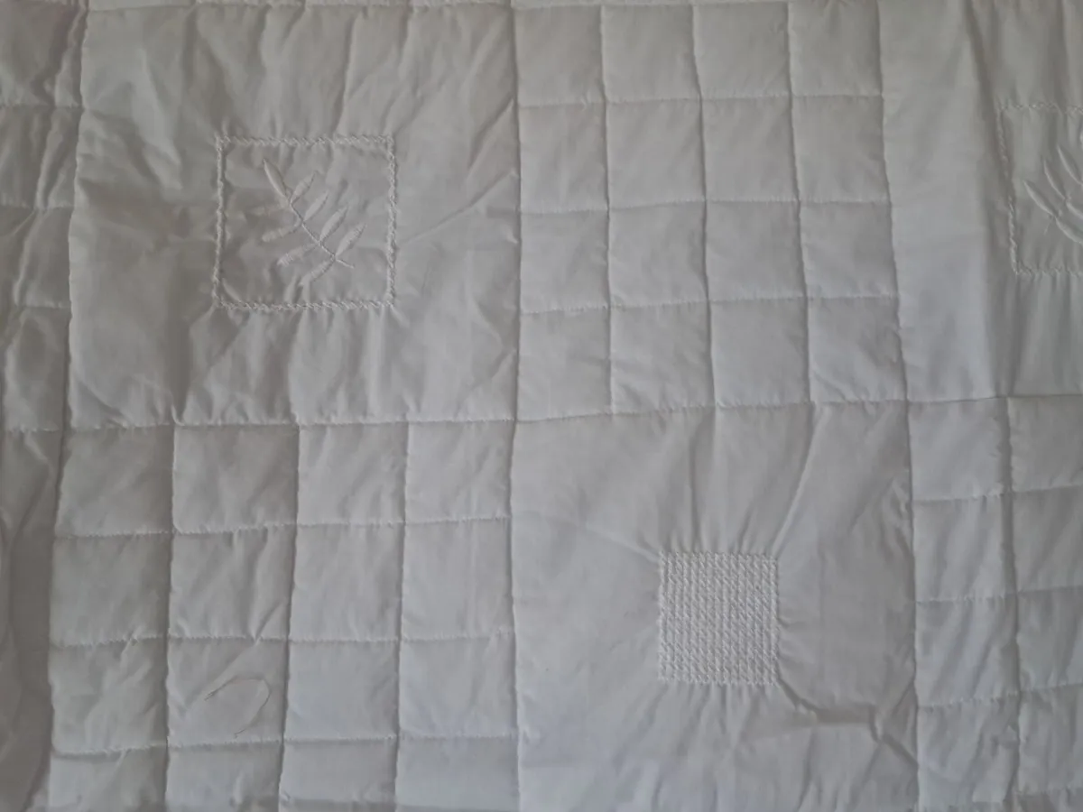Beautiful quality white bed throw/light quilt - Image 1