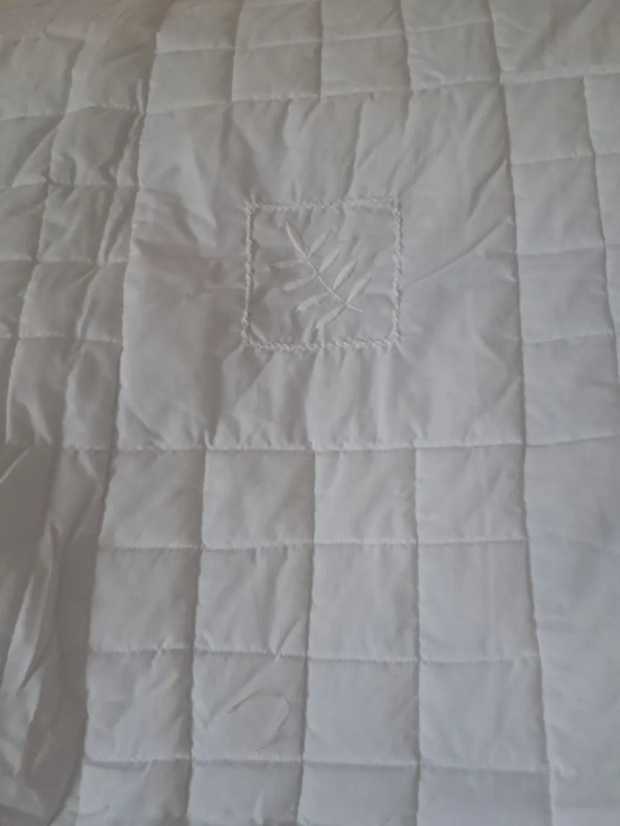 Beautiful quality white bed throw/light quilt - Image 2