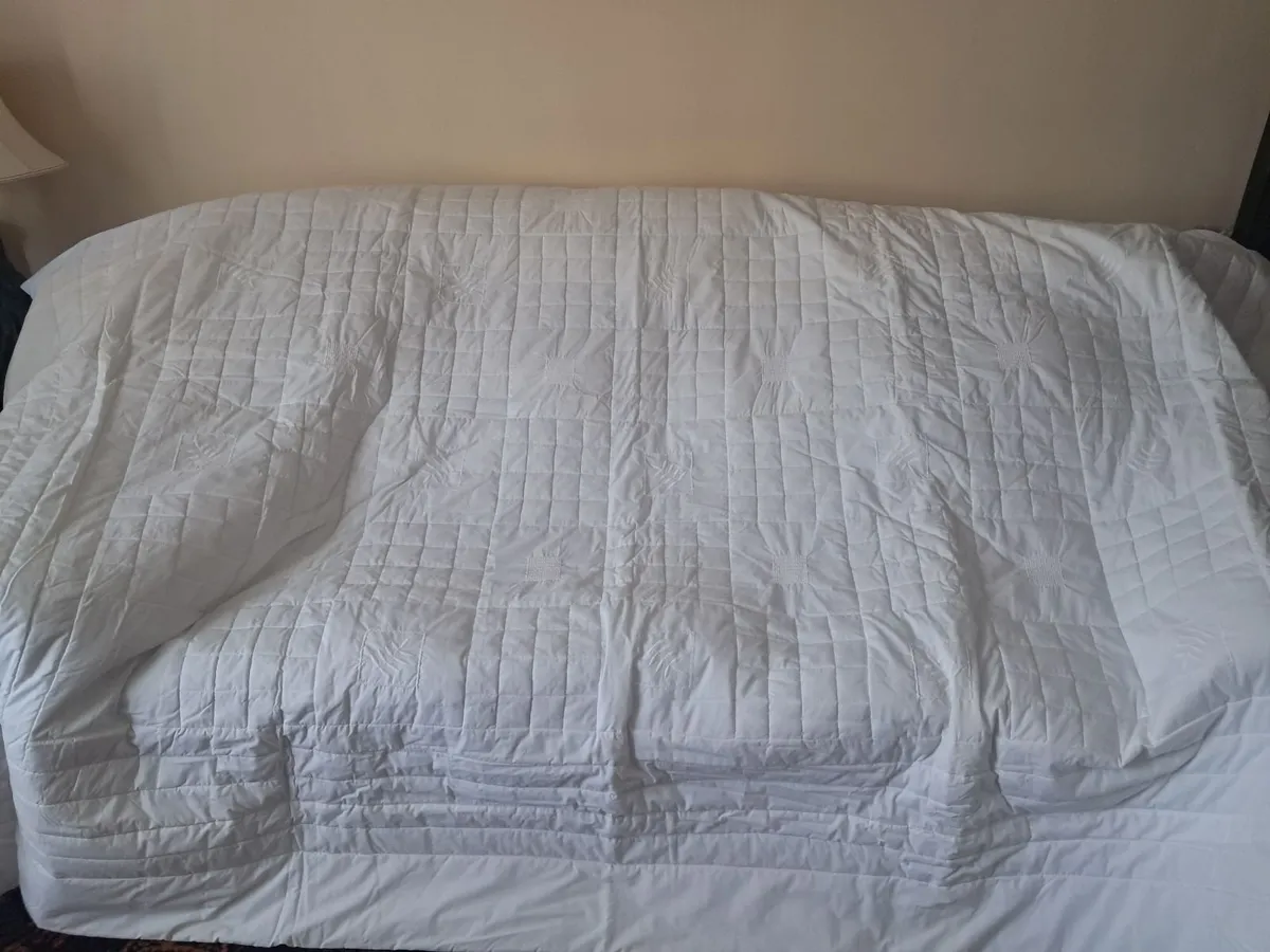 Beautiful quality white bed throw/light quilt - Image 3