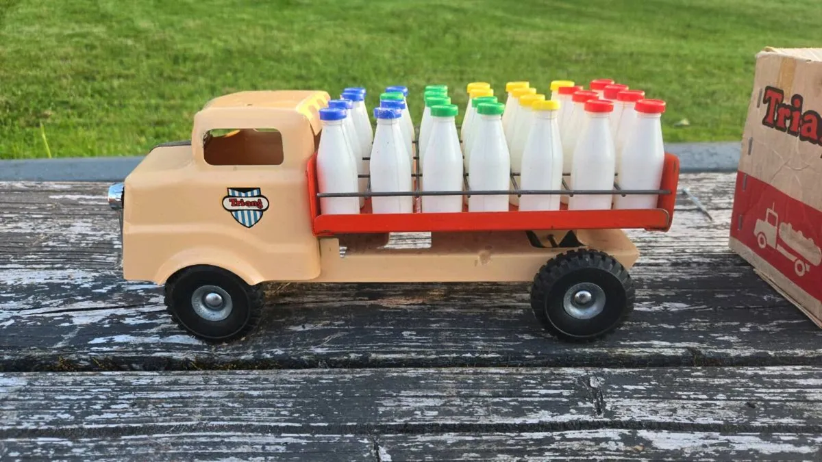 Near Mint Triang Milk Truck - Original Box - Image 1