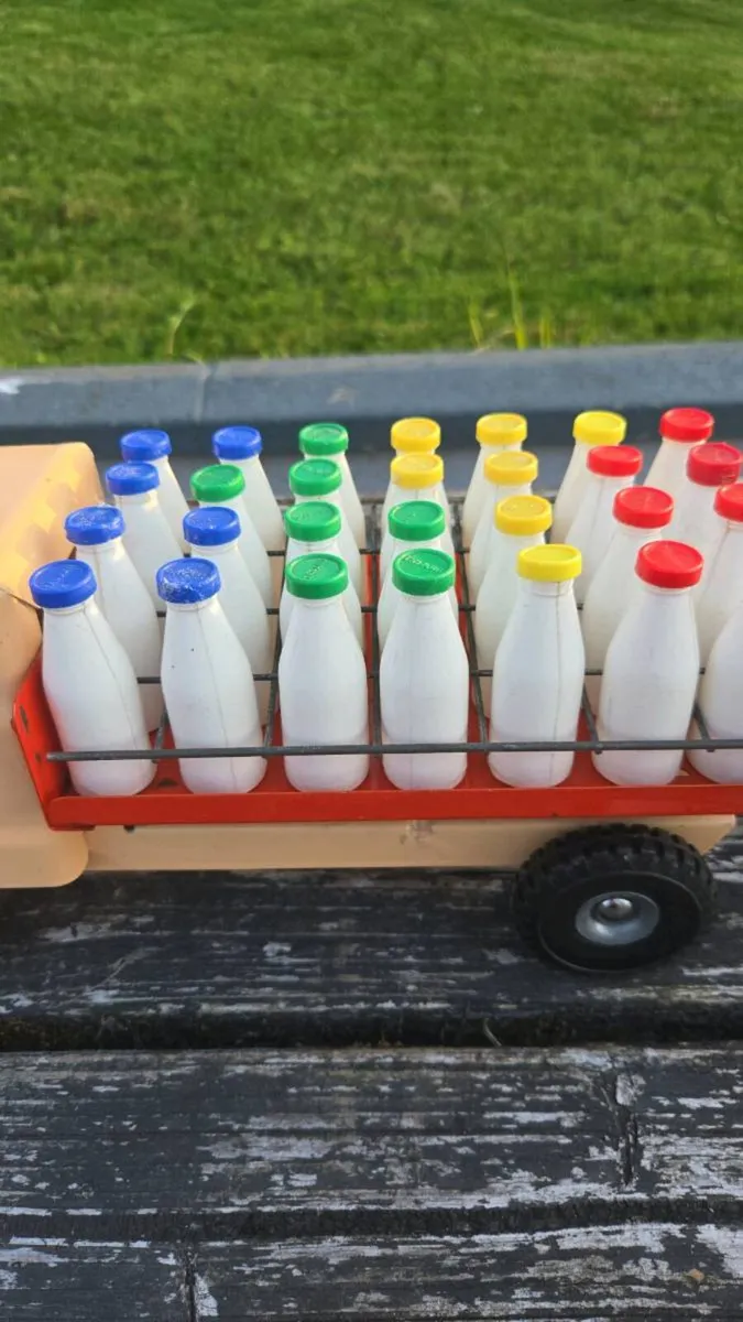 Near Mint Triang Milk Truck - Original Box - Image 2