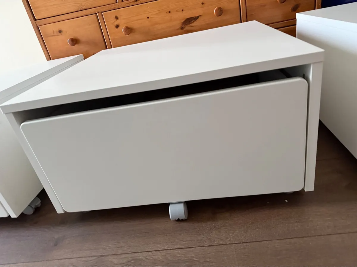 White storage boxes on castors - Image 2