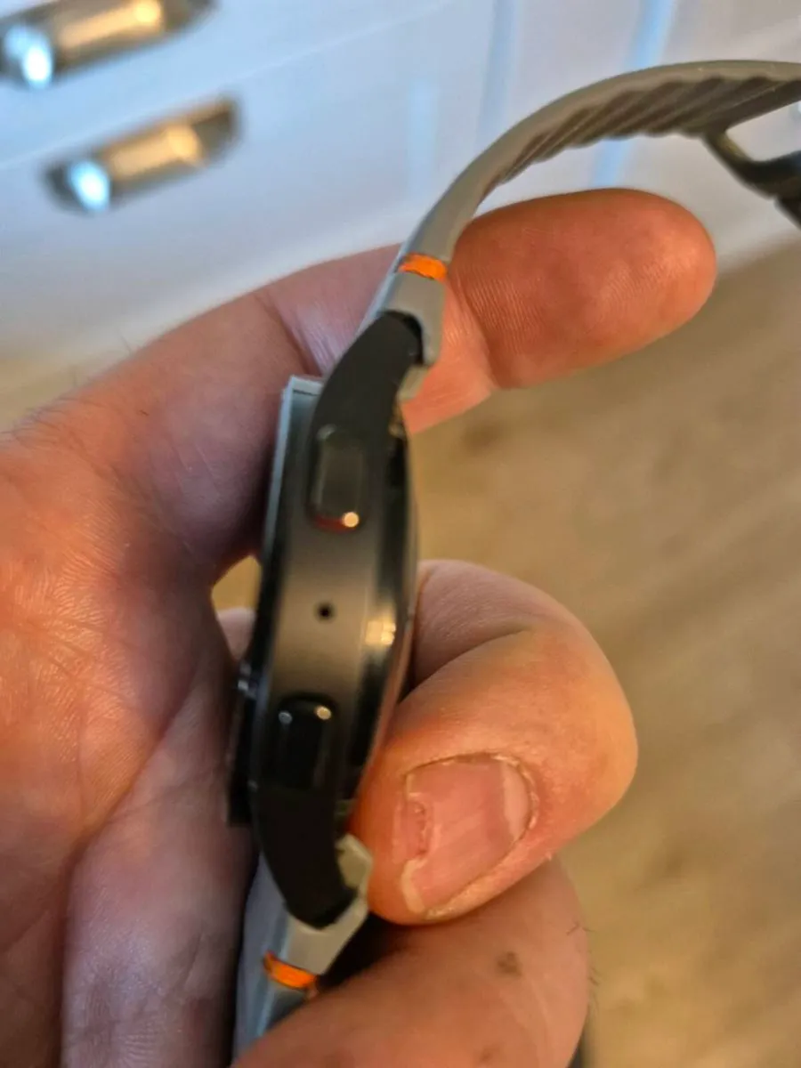 Samsung Galaxy Watch 5 with extra straps - Image 3