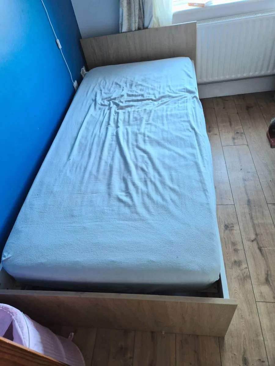 Single bed - Image 1