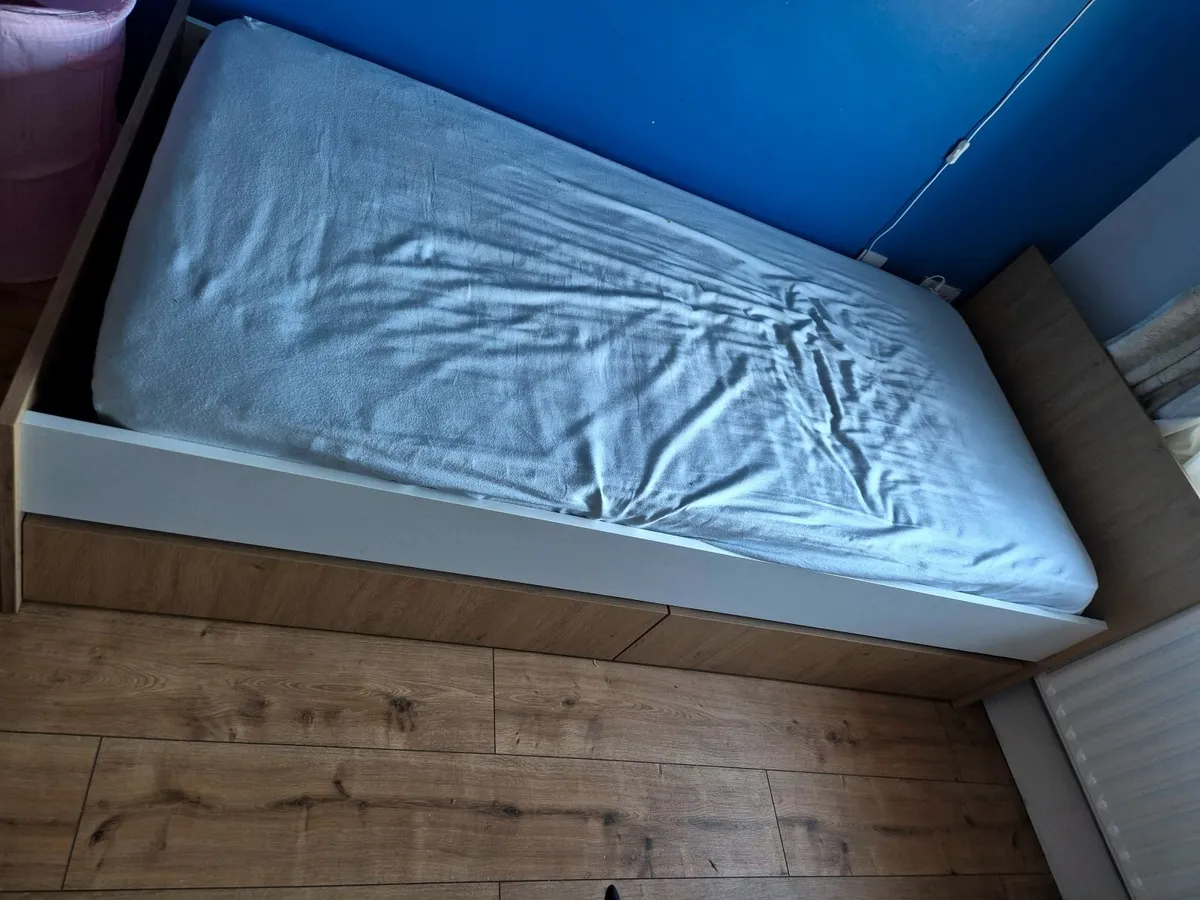 Single bed - Image 2