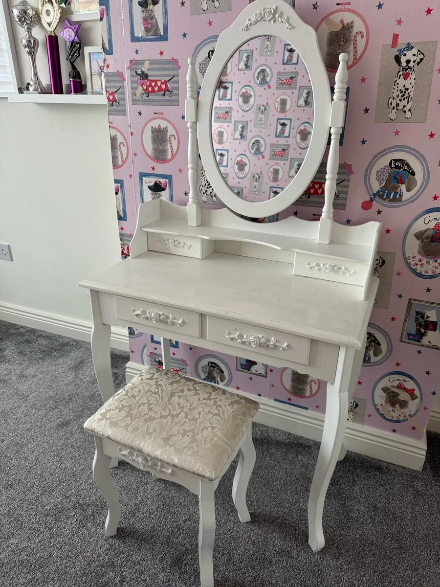 Vanity table - Image 1