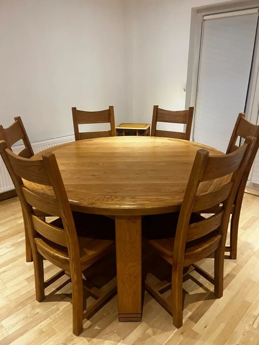 solid oak dining table and 6 chairs - Image 1