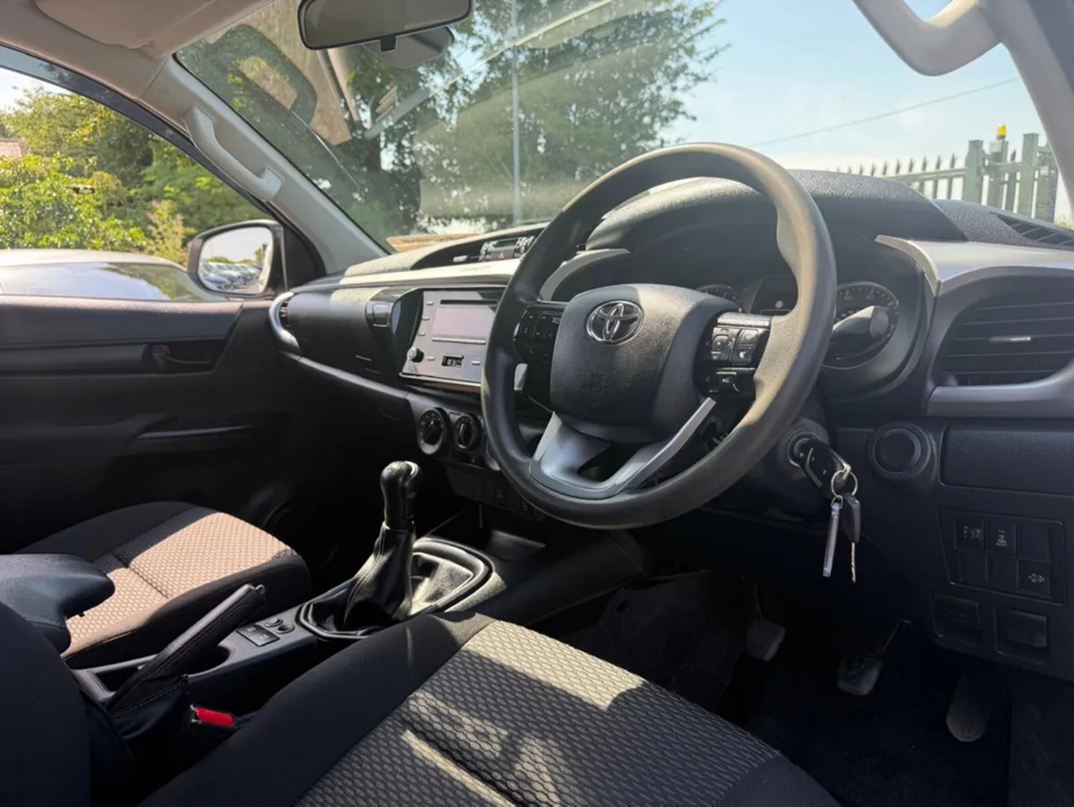 Toyota Hilux ACTIVE PLUS D-4D 4WD DCB - Image 4