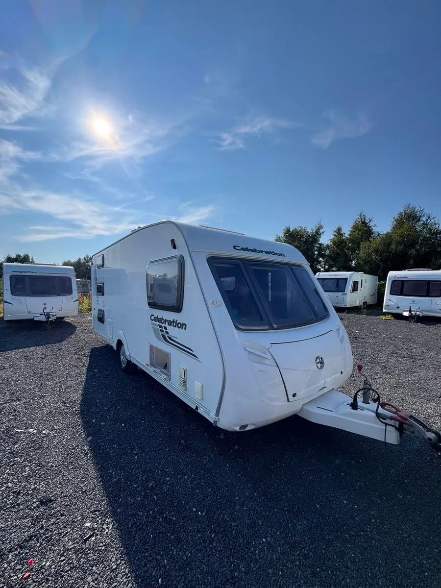 2011 Swift 6 berth triple bunk caravan - Image 4