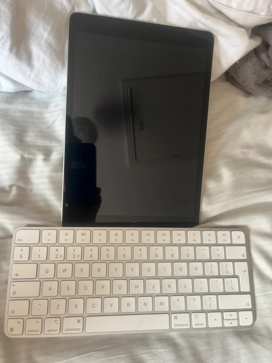iPad 9th gen 64gb with apple wireless keyboard - Image 1