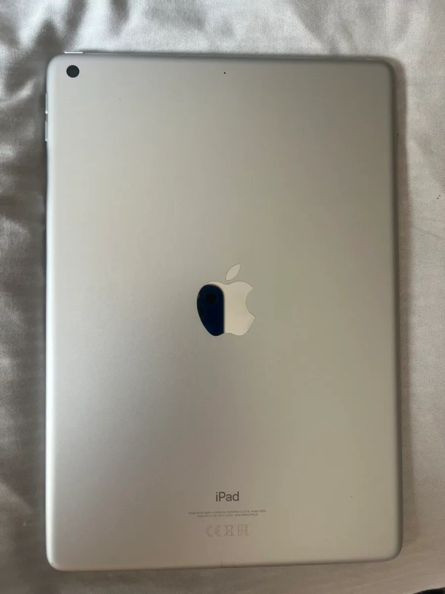 iPad 9th gen 64gb with apple wireless keyboard - Image 2