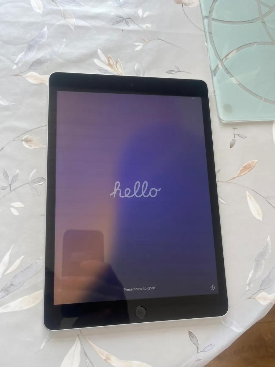 iPad 9th gen 64gb with apple wireless keyboard - Image 4