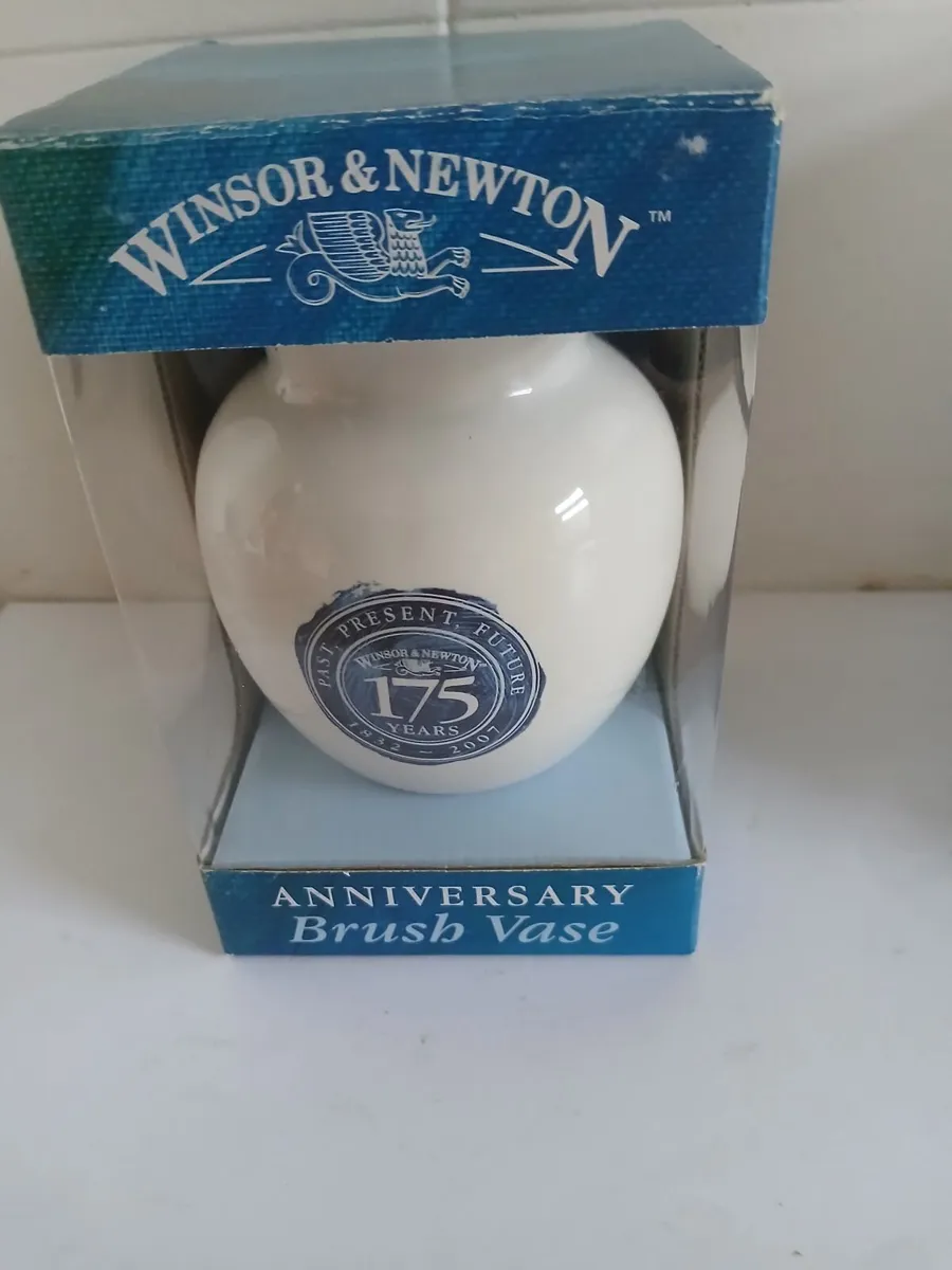 Windsor & Newton anniversary Brush vase - Image 1