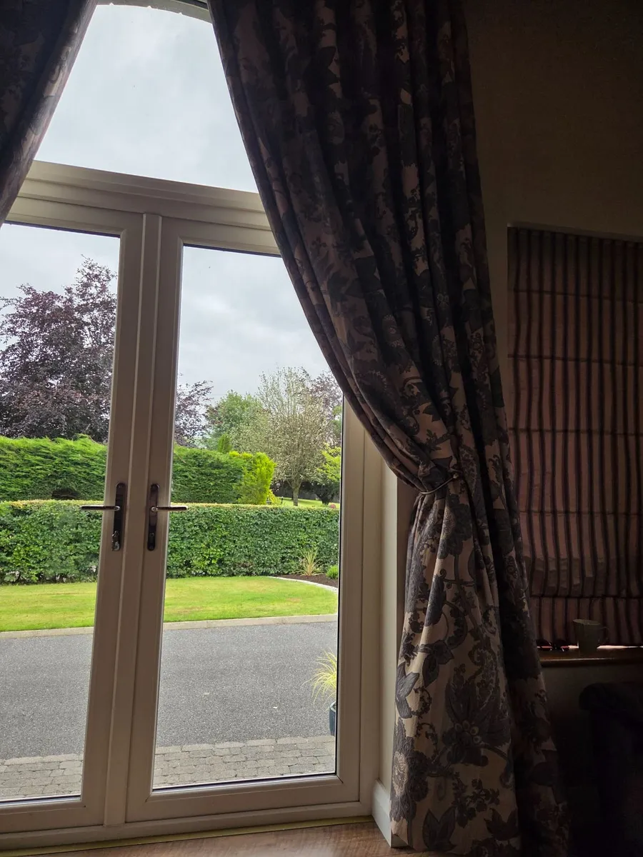 Curtains - Image 3
